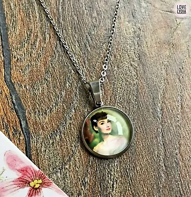 $16.01 • Buy HANDMADE Audrey Hepburn Green Retro Vintage Style Iconic Silver Colour Necklace