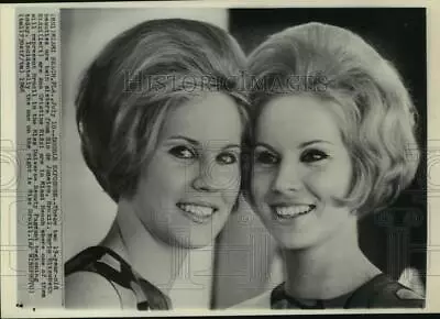 1966 Press Photo Twins Maria Elizabeth & Ana Christine Ridzi Miss Universe FL • $19.99