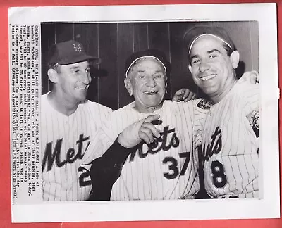 1965   NEW YORK METS    8 X 10   WIRE PHOTO    3 HOFers    SPAHN BERRA STENGEL • $38.99