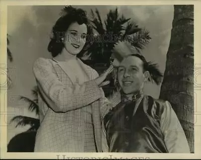 1943 Press Photo Miss Eileen Knapp Crowning Johnny Adams Kingpin Jockey • $15.99