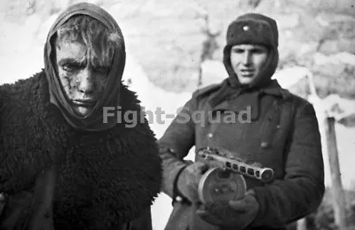 WW2 Photo Picture Russian Soldier With PPSh-41 With German Prisoner 1692 • $5.95