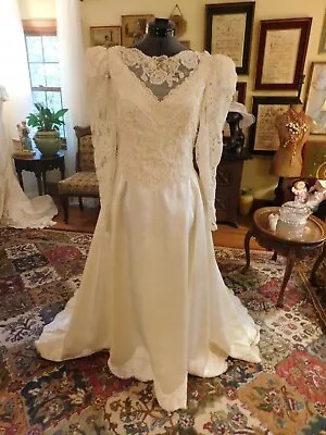 Beautiful Off-white Vintage Style Satin & Lace Long Sleeve Wedding Gown S 6 • $145
