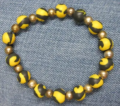 Estate Jewelry ~ VIVA BEADS ~ Yellow & Black Stretch Bracelet • $9.99