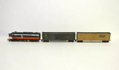 HO Scale New Haven Locomotive Safeway Boxcar And Santa Fe A.T.S.F Boxcar     • $34.70