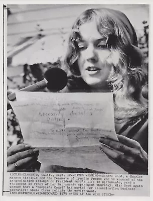 1975 Press Photo Manson Family Cultist Sandra Good Reads Warning Statement • $15.26