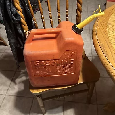 Chilton 6 Gallon Red Plastic Vented Gas Can Vintage Pre Ban P60  Clean • $45