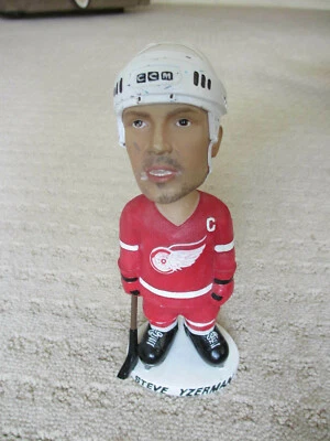 $19.99 • Buy DETROIT RED WINGS CAPTAIN STEVE YZERMAN #19 BOBBLE HEAD Bobble Dobbles 