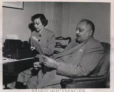 1949 Press Photo Maharajah Jam Saheb Dictates To His Secretary Ms Ruby Salie • $19.99