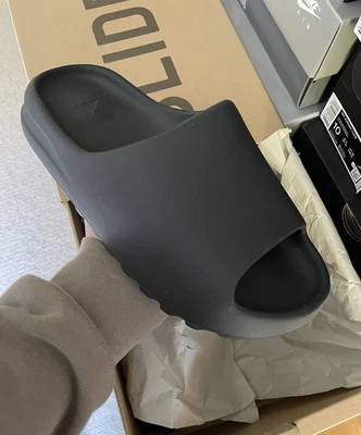 $260 • Buy Adidas Yeezy Slides Onyx US9 Brand New | Free Shipping ✅
