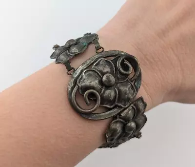 ANTIQUE VIOLET BRACELET Pansy Panel Link Pewter Color Flower 7.5  Art Nouveau B6 • $55