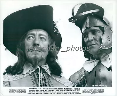 1971 Cromwell Richard Harris Alec Guinness Original Press Photo • $14.99