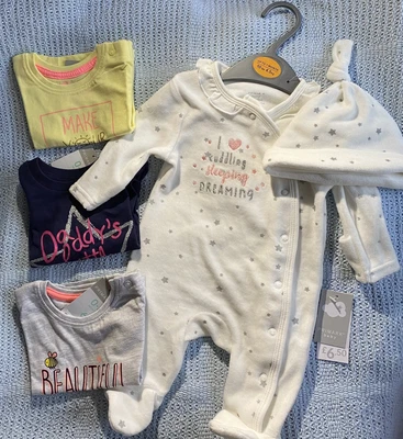 £8.25 • Buy Small Bundle Of Baby Girls Clothes Age 0-1 Month / 0-3 Months.