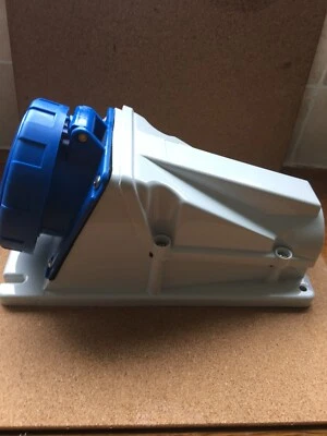 £50 • Buy 63amp 3 Pin 240volt Wallmount Socket Blue Ip67