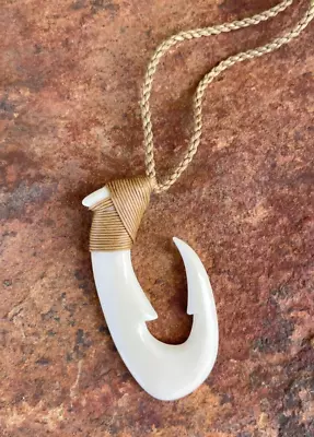 Hawaiian Jewelry Maori Hei Matau Fish Hook Bone Carved Pendant Choker 35596 • $15.79