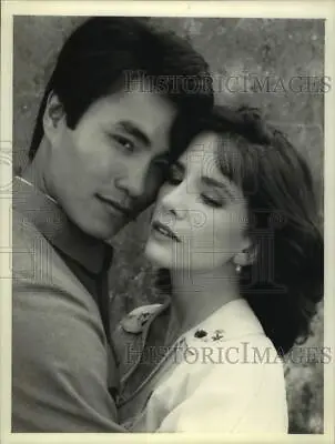 Press Photo Melissa Gilbert Actress Embraces Co-star In Closeup - Sap25351 • $12.99