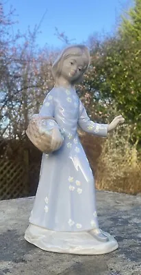 Lladro Zaphir Figurine ‘the Vineyard Girl With Fruit Basket ‘ 22cm Tall • £55