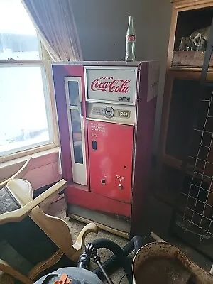 WORKING VINTAGE COKE MACHINE 25 Cents • $1000