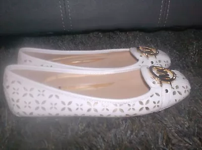 Michael Kors Fulton Perforated Moc Flats Gold Logo In White Size 7m • $45