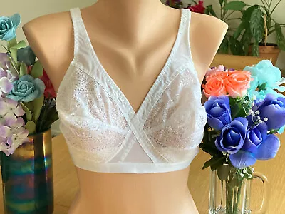 1021 MONTGOMERY WARD 40C Shiny White Lace Wire Free Light Pad Bra #863 Vintage • $33.42