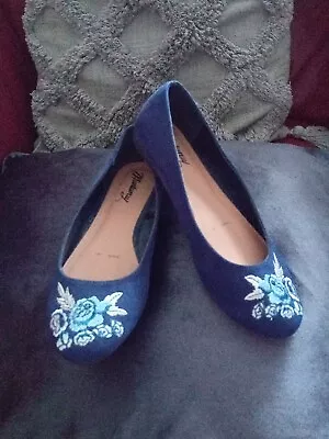 Mantaray Ladies Sz7 Blue Suede/embroidered Floral Flat Shoe Ballet Pump • £9.99