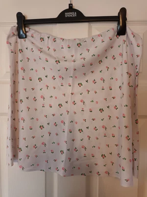£8 • Buy White Floral Elasticated Skirt From Asos Curve. Size 18 