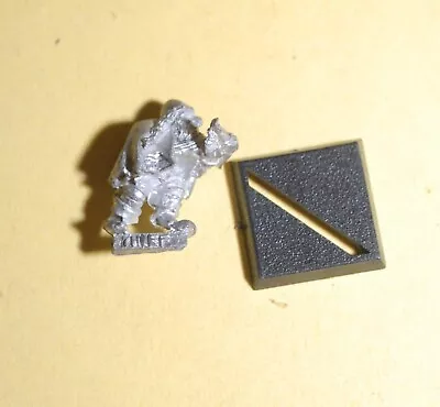 Warhammer - Dwarfs - Dwarf Warrior Thief  W/ Crossbow • £9.45