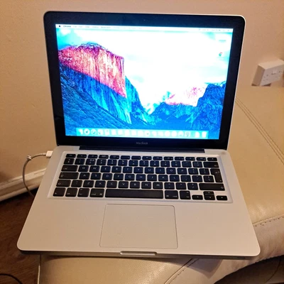 £135 • Buy Apple Macbook Pro  13  HDD 1TB 4GB RAM NVIDA GEFORCE   (2008)