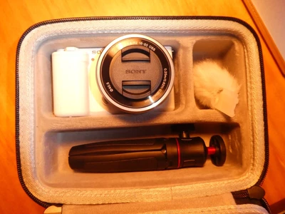 $899 • Buy Sony ZV-E10 Camera White 16-50 Lens Kit + 256GB SD CARD + Carry Bag + Tripod