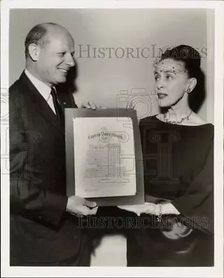 1960 Press Photo Dancer Martha Graham Received Capezio Award New York • $19.99