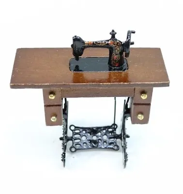 NEW 1:12 Scale Dolls House Miniatures Traditional Old Sewing Machine - FREE P&P • £6.95