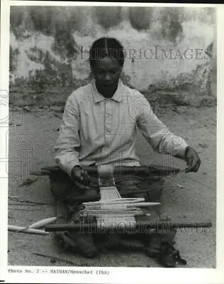 Press Photo Worker In Pan Mao China - Sax30093 • $19.99