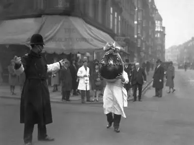 Giant Easter Egg Being Carried To Middlesex Hospital 1931 Old Photo • £5.57