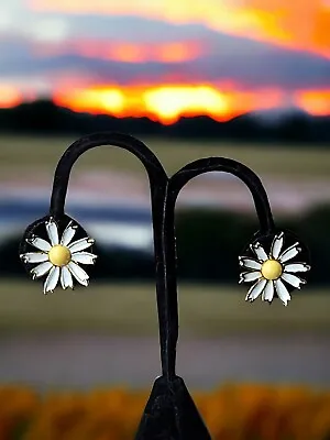 VINTAGE Weiss White Enamel Daisy Clip Earrings • $3.99