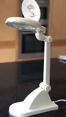 Magnifying Craft Lamp • £10