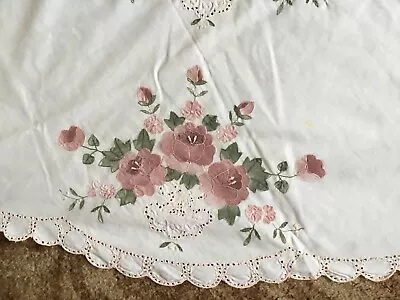 Large Oval White ~Pink Floral Lace Edged Table Cloth Size 70” X 50”Preowned • £9.99