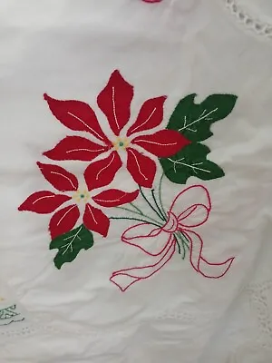 Vintage Christmas Tablecloth Scalloped Border Poinsettia Embroidery And Napkins • $45.99