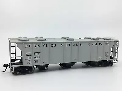 HO Walthers Reynolds Metals Company PS-2 2893 3-Bay Covered Hopper NAHX #34098 • $25
