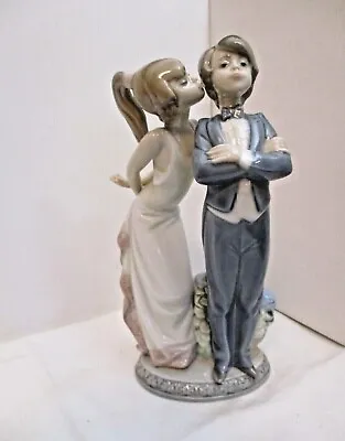 $119.90 • Buy Lladro Spain 5555 Young Couple Let's Make Up Girl Kisses Porcelain Figurine Vtg