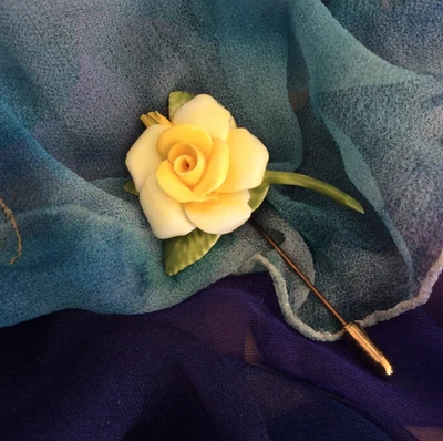 £14.80 • Buy VINTAGE  FINE BONE CHINA LAPEL HAT PIN YELLOW ROSE  #C333# *Item#5💕Valentine💕