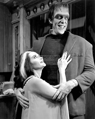 FRED GWYNNE & YVONNE De CARLO IN  THE MUNSTERS  - 8X10 PUBLICITY PHOTO (CC992) • £8.56