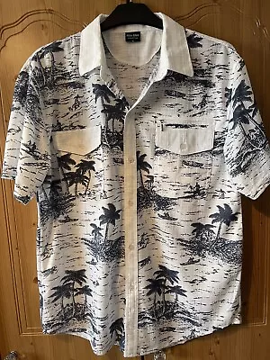 Mens Black/White Palm Tree Design Short Sleeve Shirt - Size XL • £4.50