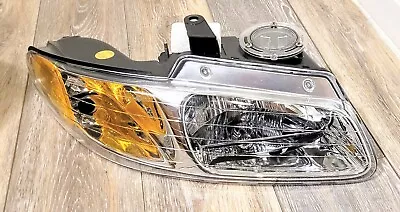 Chrysler Voyager 1996 97 98 99 Right Passenger Side Headlight Assembly Lens  • $25