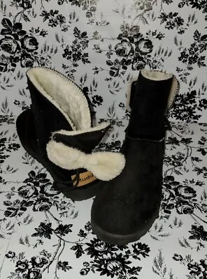 Mudd Cherry Women's Black Faux Suede Fur Lined Bow Back Ankle Flat Boots Size 6 • $8.10