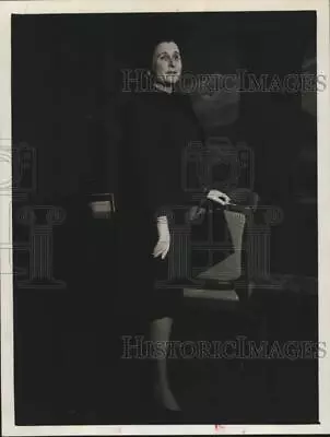 1968 Press Photo Mrs. C. H. Hallson - Maurice Rentner Fan. - Hcb04334 • $16.99