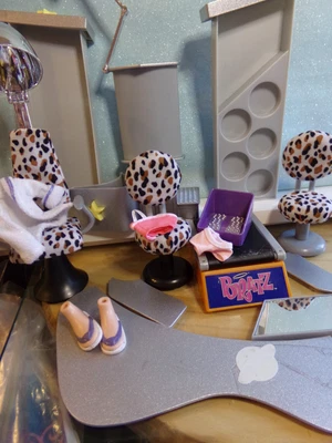 $6.95 • Buy Bratz 2004 Stylin' Salon & Spa Gift Set Accessories, Fashion, Flip Flops, Drawer