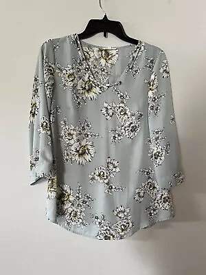 Maurices Blouse 3/4 Sleeve Gray White Floral V-Neck Size S Spring VGUC • $8.50