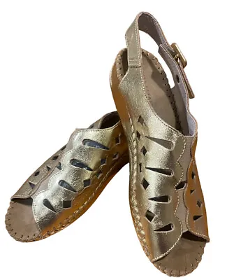 LA PLUME- Gold Leather 1.5” Wedge Sandals-Adj Buckles-Italy US 8.5-9 Eur39 • $24.99