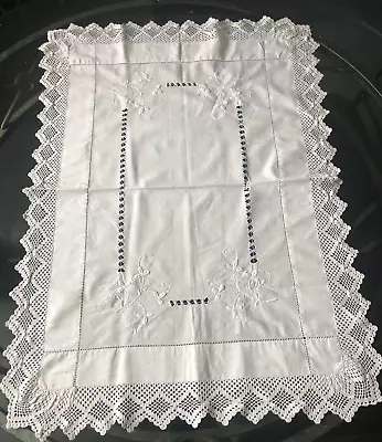 VINTAGE White Lace Crochet Edge Whitework Embroidery Tablecloth Linen 31X21in • £11.79