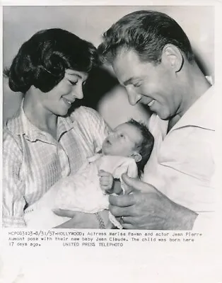 MARISA PAVAN JEAN PIERRE AUMONT & Baby Original CANDID Vintage 1957 Press Photo • $14.95