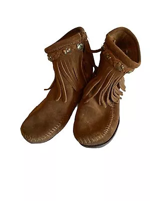 Minnetonka Dusty Brown Womens Hello Kitty Fringe Boot Size 5 • $31.50